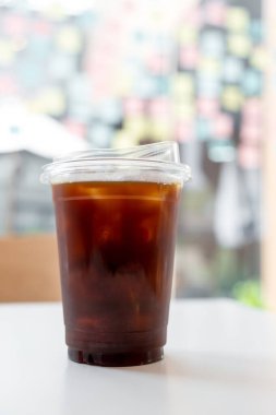 Plastik bardakta buzlu, sade kahveye yakın çekim.