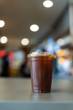 Pakette soğuk Americano kahvesi var. Soğuk içecek ürünü..