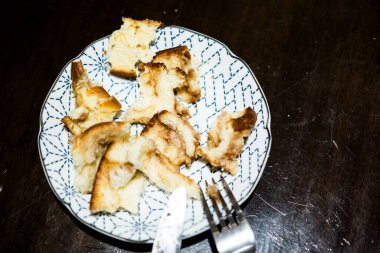 Fırında tarçınlı çöreği dilimle ve kes.