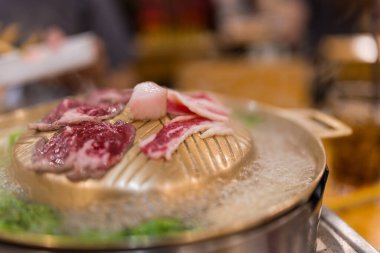 Tayland yemeği tarzı. Shabu sukiyaki ya da Moo Ka Ta ızgara domuz eti ya da biftek. Moo Ka Ta adında Tayland mutfağı..