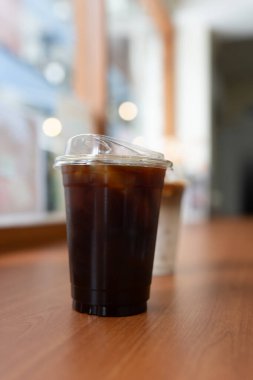 Kahve dükkanının ahşap masasında buzlu sade kahveyle eve götür..