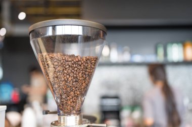 Kahve çekirdekleri kahve dükkanında öğütücüde dinleniyor. Kahve dükkanı ortamı