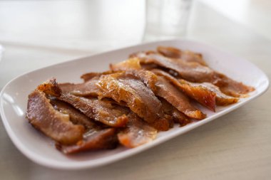 Kömür kaynayan domuz boynu ya da ızgara domuz boynu. Tayland yemeği tarzı.