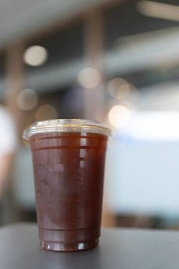 Masada bir fincan buzlu kahve, reklam içeceği konsepti.