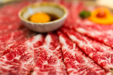Japon restoranlarında sukiyaki ya da yakiniku pişirmek için yumurta sarısı ile servis edilen birinci sınıf wagyu eti..
