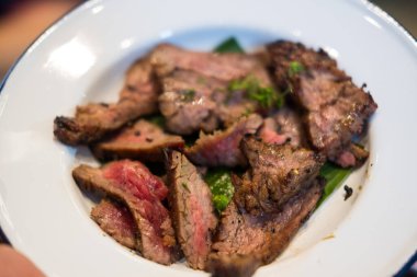 Tayland usulü ızgara biftek. Somtum 'la yemek için Tayland yemeği tarzı. Tayland usulü ızgara biftek.