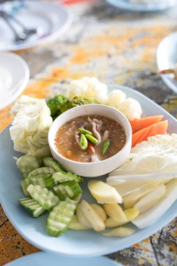 Baharatlı yengeç yumurtası biber ezmesi, taze ve çiğ sebze ve bitki. Kapat.