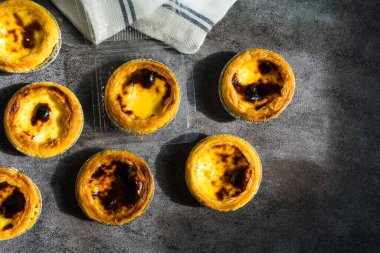 Pasteis de nata, geleneksel Portekiz pastası. Üst görünüm
