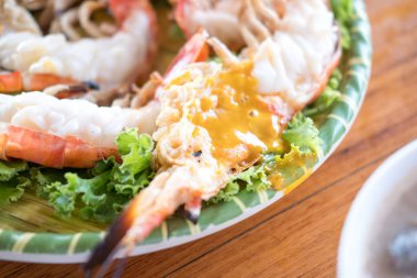 Tayland karidesi nehrin başına yakın olan yerler yağlıdır. Karides kafası kremalı turuncu renkte ve son derece lezzetli olacak..