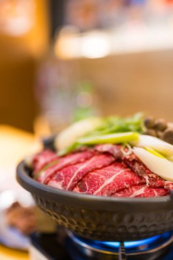 Japon bifteğinin içindeki Sukiyaki 'ye yaklaş. Sukiyaki, geleneksel Japon yemeği.