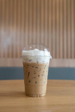 Buzlu latte kahve yazın kafede ferahlatıcı içecek. Seçici odak.