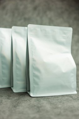 Tekrar mühürlenebilir fermuarlı bir sıra boş beyaz kahve torbası.