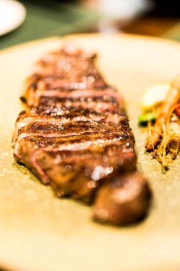 Barbekü kıç kapağı ya da bir tabakta picanha bifteği. Kapat.