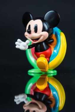Bangkok, Tayland - 24 Şubat 2025: Sınırsız Hayal gücü Serisi Figürleri Disney Mickey Çocukluğu 'ndan lolipop Mickey, POP MART. Yükseklik yaklaşık 7.4-9.3 cm.