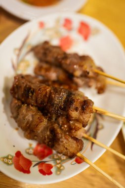 Lezzetli biftek şişleri ve baharatlı sos karışımı.