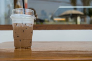 Kahve dükkanının masasındaki plastik bardakta buzlu mocha 'dan tercih edilen içecek..