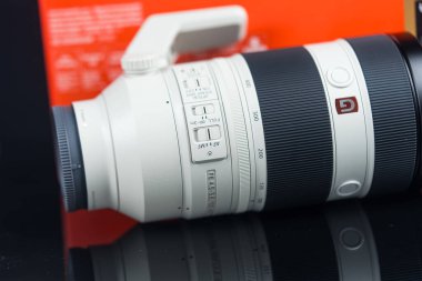 Bangkok, Tayland - 25 Şubat: Telephoto zoom lensi sony, FE 100-400 mm G Master süper telephoto zoom lensi. Güçlü telefon lensleri yüksek kaliteli fotoğraf için hazır..