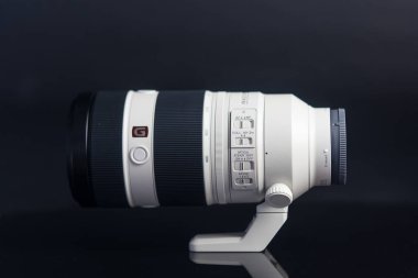 Bangkok, Tayland - 25 Şubat: Telephoto zoom lensi sony, FE 100-400 mm G Master süper telephoto zoom lensi. Güçlü telefon lensleri yüksek kaliteli fotoğraf için hazır..