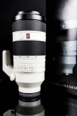 Bangkok, Tayland - 25 Şubat, 25: Telefoto lensini kapat Sony FE 100-400 mm G Master süper telefhoto zoom lens yaklaşık 89.990 THB.