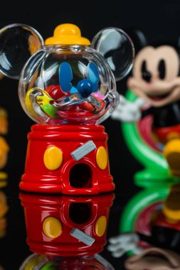 Bangkok, Tayland - 26 Şubat 2025: Sınırsız Hayal gücü Serisinin Disney Mickey Çocukluğu Sırrı Şeker Makinesi Mickey, POP MART