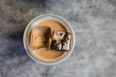 Buzlu Mocha kahve bardağı, buzlu, üst manzaralı.