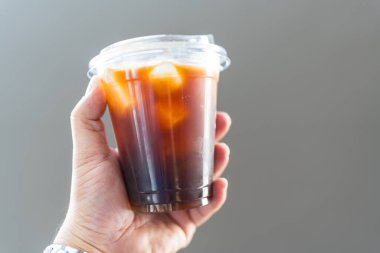 Plastik bardaktaki buzlu kahveyi ya da Americano 'yu yaklaştır.