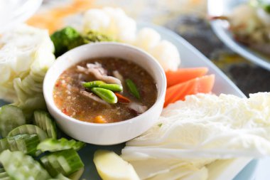 Baharatlı yengeç yumurtası acı biber sosu taze sebzeyle servis edilir. Güzel ve sağlıklı bir yemek, Tayland deniz ürünleri tarzı.