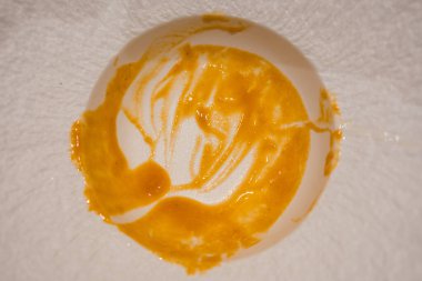 Bitirdikten sonra portakal sosu lekeli boş tabak. Üst görünüm