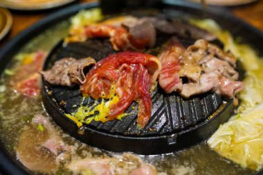 Elektronik fırında ızgara domuz ve biftek. Izgara yemek tarzı domuz eti veya deniz bifteği ve haşlanmış sebze..