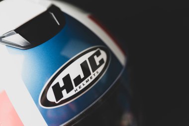 Bangkok, Tayland - 28 Şubat 2025: Bir logo HJC Miğferinin Kapanışı, i40N kompakt ve şık bir yarı-jet miğferi, gelişmiş polikarbonat kabuk hafif ve rahat bir kask.