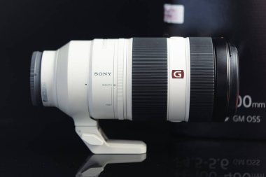 Bangkok, Tayland - 28 Şubat 2025: Premium lens FE 100-400 mm G Master süper telephoto zoom lens, minimum odak uzaklığı, yuvarlak şekil, süngü tipi.