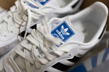 Bangkok, Tayland - 28 Şubat 2025: Samba OG Ayakkabıları kutuda, Adidas beyaz ve siyah çizgili. Çağdaş malzemelerle yapılan retro estetik, en iyileri birleştirir.