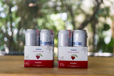 Bangkok, Tayland - 28 Şubat 2025: Hoegaarden Rosee Belçika birası 500 ml büyüklüğünde, Hoegaarden, Belçika 'daki bir bira fabrikasından ünlü bir buğday birası