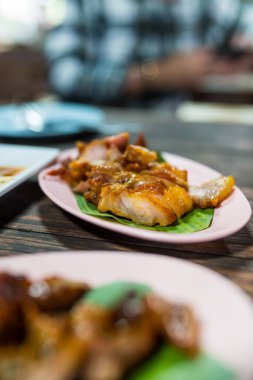 Tayland usulü ızgara domuz budu Tayland 'da ünlü sokak yemekleri menüsü.