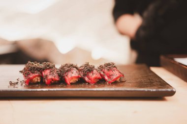 Taş tabakta mantarlı ton balığı suşisi. Japon geleneksel ve lüks yemeği.