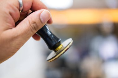 Kauçuk damga elinde. Kapat.