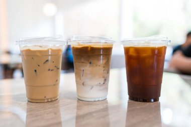 Kahve dükkanında üç bardak buzlu kahve, buzlu kapuçino ve buzlu kahve..