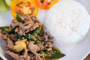 Lezzetli Asya usulü, pirinçli ve sebzeli biftek, sarımsaklı, yeşil biberli, tabakta Tayland mutfağının özünü yakalayan, yüksek proteinli yemek.