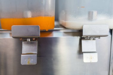 Portakal suyu ve taze süt büfesi kahvaltısı..