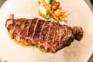 Barbekü kıç kapağı ya da bir tabakta picanha bifteği. Kapat.