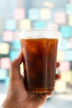 Elinde buzlu sade kahve ya da plastik bardakta americano kahvesi vardı. Ofiste bir sürü not vardı.