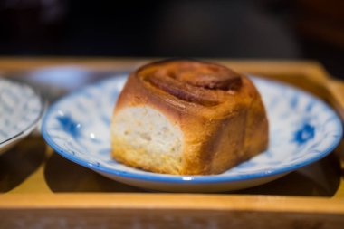 Kafede tarçınlı çörek. Taze pişmiş yemek.
