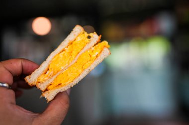 Omlet yumurtalı kahvaltı sandviçi.