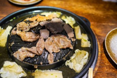 Elektronik fırının üstünde domuz ızgarası. Tayland usulü barbekü yemek. Adı Moo ka ta. Tatillerde Taylandlılar arasında popüler bir yemek..