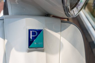 Bangkok, Tayland - 12 Mart 2025 Vespa scooter üzerindeki Piaggio logosunun zarif tasarımı