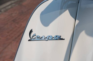 Bangkok, Tayland - 12 Mart 2025 Vespa scooter logosunun zarif bir şekilde tasarlanmış hali. Vespa, Piaggio tarafından üretilen İtalyan mobilet markası..
