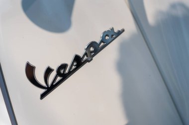 Bangkok, Tayland - 12 Mart 2025 Vespa logosunu beyaz motosikletlerle kapatın