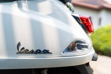 Bangkok, Tayland - 12 Mart 2025: beyaz motosiklet üzerinde Vespa logosu. Vespa, İtalyan motosiklet ve motosiklet üreticisi..