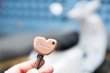 Bangkok, Tayland - 12 Mart 2025 Vespa 'nın yeni mobiletlerinin anahtarı. Kapat.