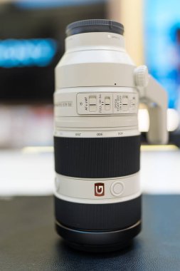 Bangkok, Tayland - 12 Mart 2025: Sony lensi, FE 100-400 mm G Master süper telephoto yakınlaştırma lensi
